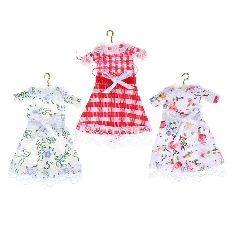 Dollhouse Miniature 1:12 Lace floral pastorale Clothes Clothing Skirt w/ Hanger Doll House Bedroom Wardrobe Decor
Dollhouse Miniature 1:12 Lace floral pastorale Clothes Clothing Skirt w/ Hanger Doll House Bedroom Wardrobe Decor