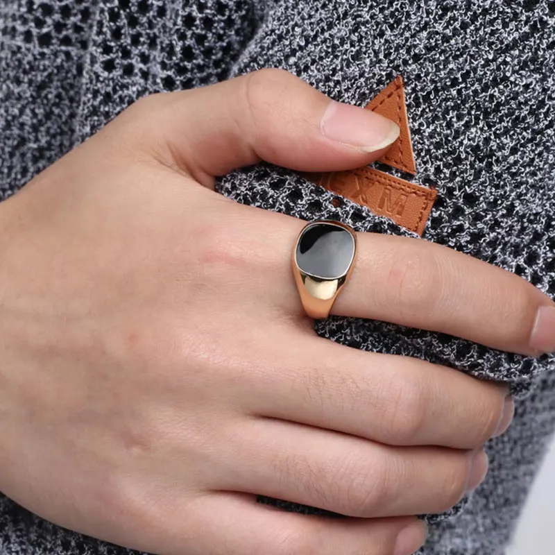 Мужское кольцо с черной эмалью золотистое/серебристое винтажное гладкое в стиле