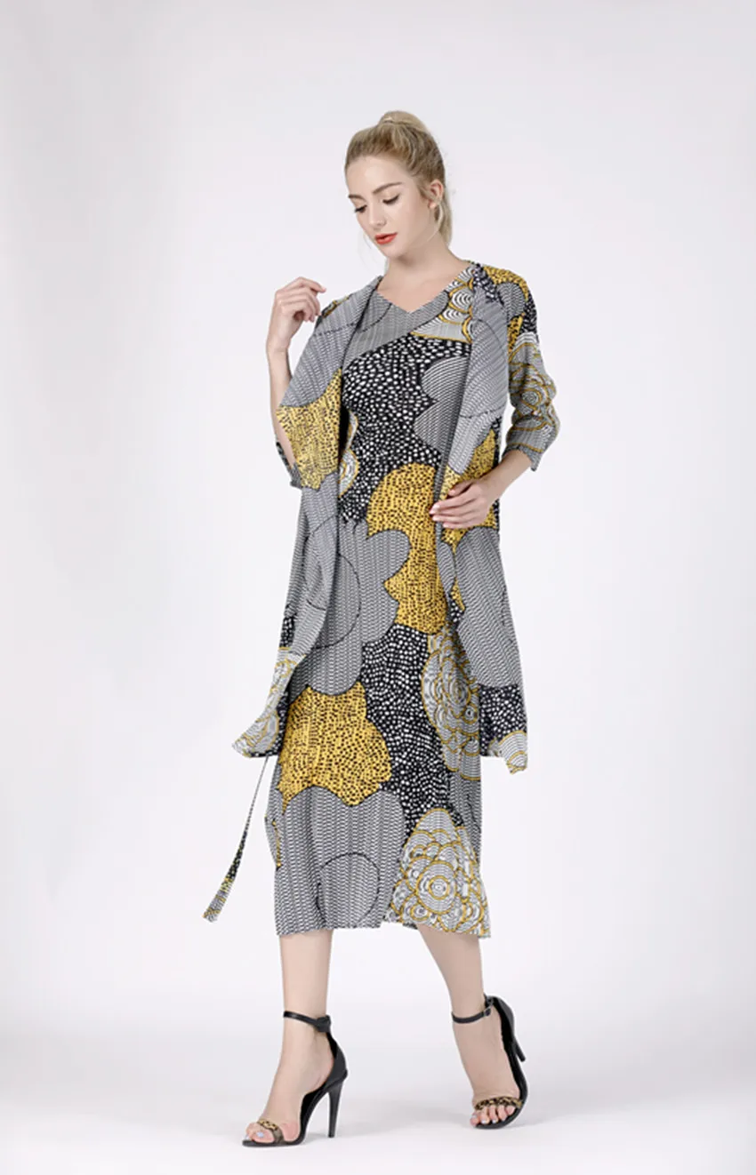 HOT SELLING Miyake Fashion trench coat Digital printing with belt long trench coat IN STOCK
HOT SELLING Miyake Fashion trench coat Digital printing with belt long trench coat IN STOCK