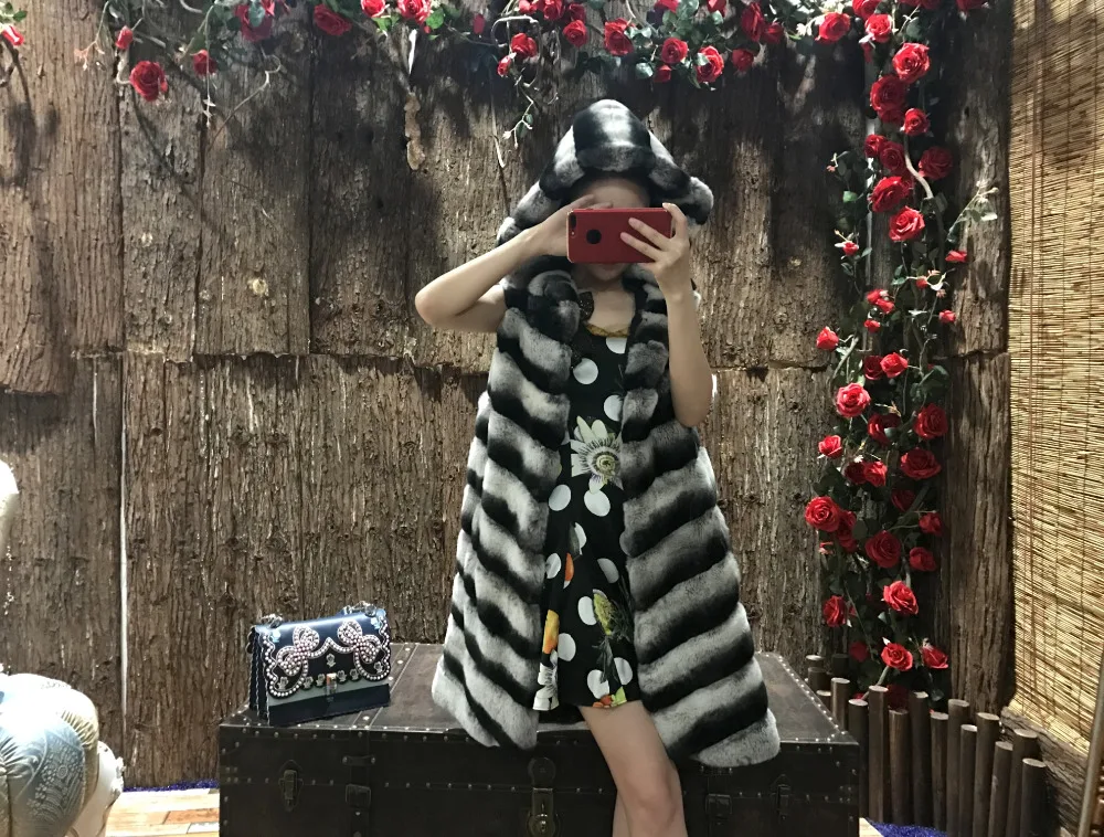 MLHXFUR 85cm Long Russian Rex Rabbit Fur Vest/Imitation Chinchilla Fur Coat/Diagonal Striped Gilet Coat Outwear Sleeveles Hooded
MLHXFUR 85cm Long Russian Rex Rabbit Fur Vest/Imitation Chinchilla Fur Coat/Diagonal Striped Gilet Coat Outwear Sleeveles Hooded