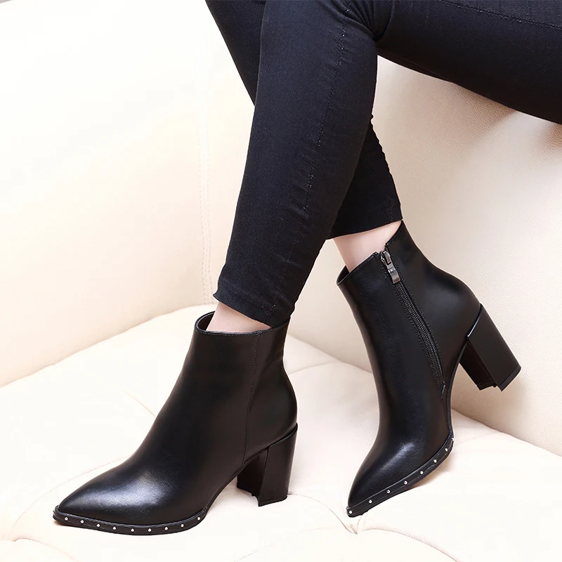 New Genuine Leather Party Sexy Woman Shoes Large Size Ankle Boots Square Heels 6cm Pointed Toe High Heel Riding Boots H0104
New Genuine Leather Party Sexy Woman Shoes Large Size Ankle Boots Square Heels 6cm Pointed Toe High Heel Riding Boots H0104