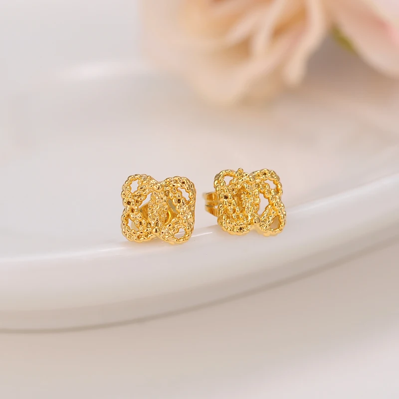 2pairs 2017 Hot Selling Womens Sparkling Braided Earrings Gold Twisted Earring Wedding Stamp Huggie Jewelry Wholesale
2pairs 2017 Hot Selling Womens Sparkling Braided Earrings Gold Twisted Earring Wedding Stamp Huggie Jewelry Wholesale