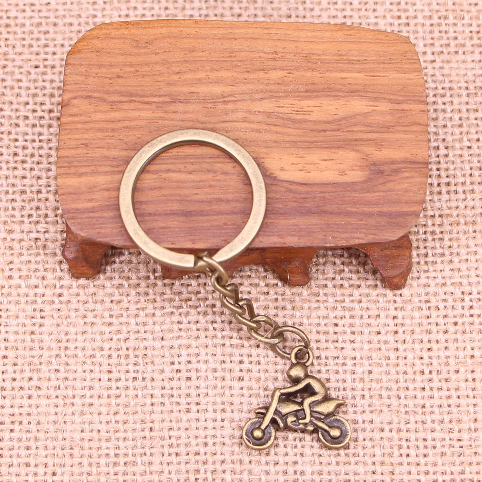 20pcs New Fashion Keychain 21x21mm motorcycle motorcross Pendants DIY Men Jewelry Car Key Chain Ring Holder Souvenir For Gift
20pcs New Fashion Keychain 21x21mm motorcycle motorcross Pendants DIY Men Jewelry Car Key Chain Ring Holder Souvenir For Gift