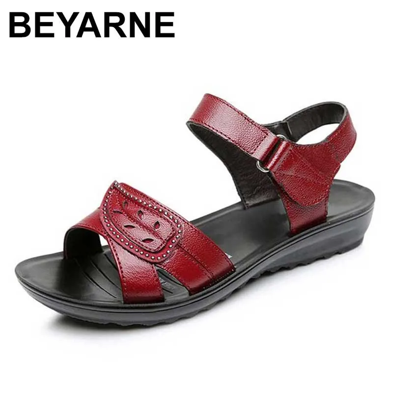 BEYARNE 2018 summer new fashion Woman sandals mother large size Flat leather Sandals slip comfort elderly Soft bottom sandals
BEYARNE 2018 summer new fashion Woman sandals mother large size Flat leather Sandals slip comfort elderly Soft bottom sandals
