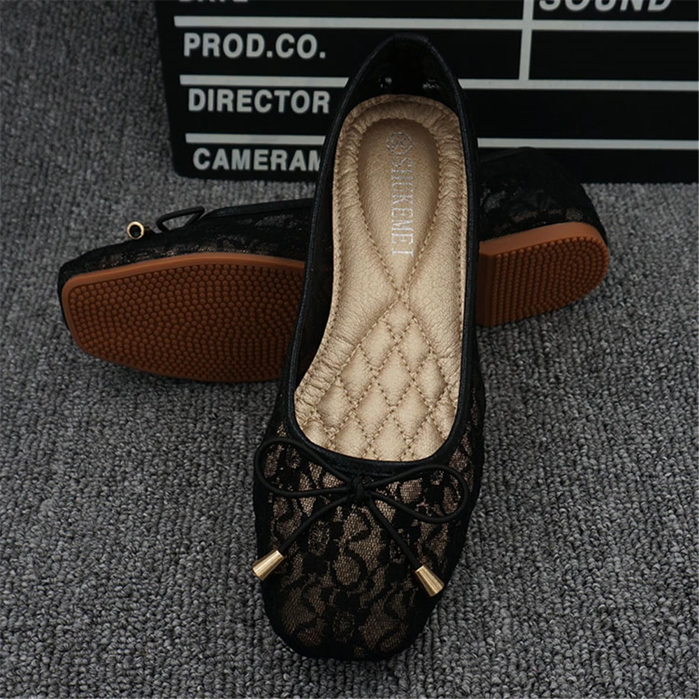 2018 Summer Edition, square bottomed square shoes, bow tie, soft bottom lace, single shoes, large size, hollowed out shoes.
2018 Summer Edition, square bottomed square shoes, bow tie, soft bottom lace, single shoes, large size, hollowed out shoes.