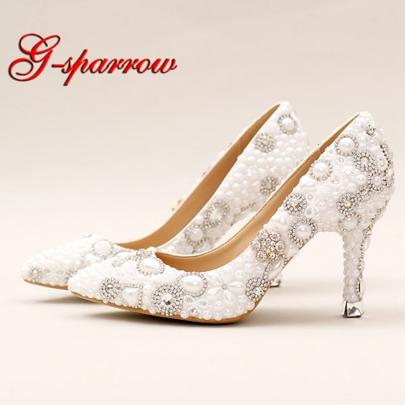 

Великолепный дизайн; белые свадебные туфли с жемчугом; свадебные модельные туфли с острым носком; красивые женские туфли-лодочки со стразами для выпускного вечера