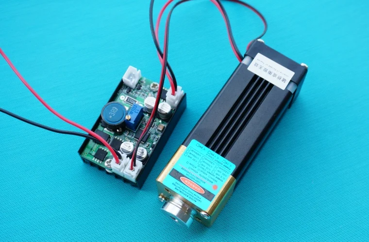 High power 4W 450nm Blue laser module TTL/Fans cooling/continuous working/focus adjustable
High power 4W 450nm Blue laser module TTL/Fans cooling/continuous working/focus adjustable
