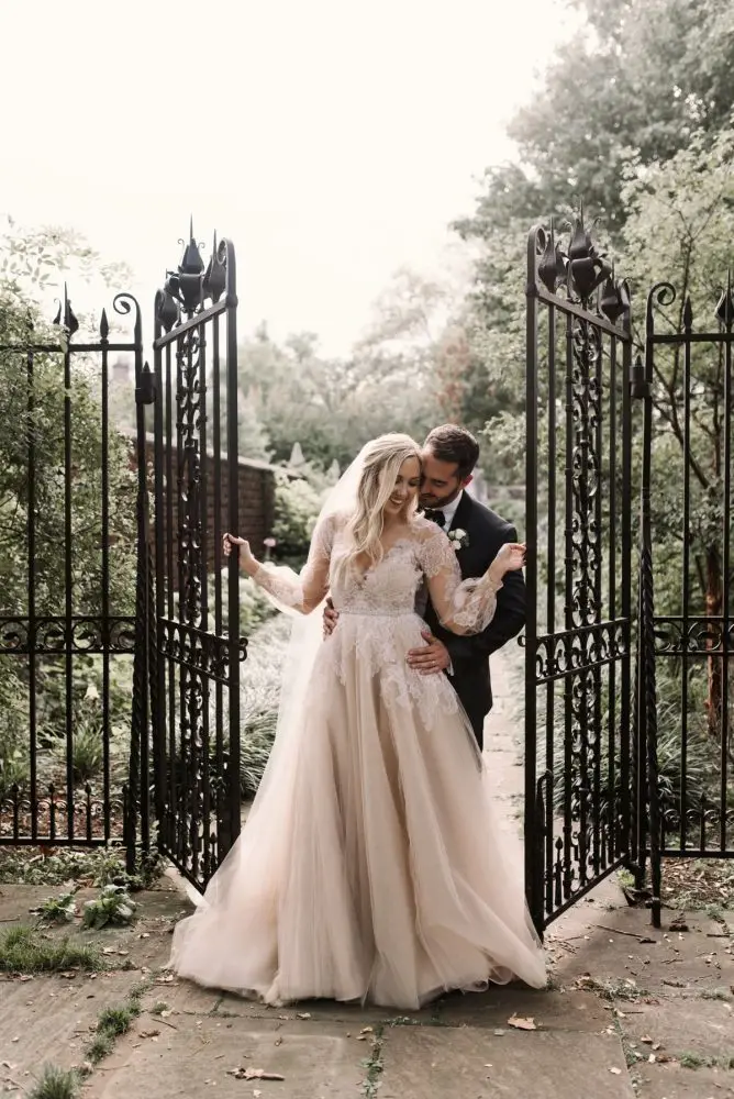 V-neck Neckline Soft Tulle Long Sleeves Lace Applique A-line Wedding Dress with Beading Belt Backless Sweep Train Bridal Dress
V-neck Neckline Soft Tulle Long Sleeves Lace Applique A-line Wedding Dress with Beading Belt Backless Sweep Train Bridal Dress