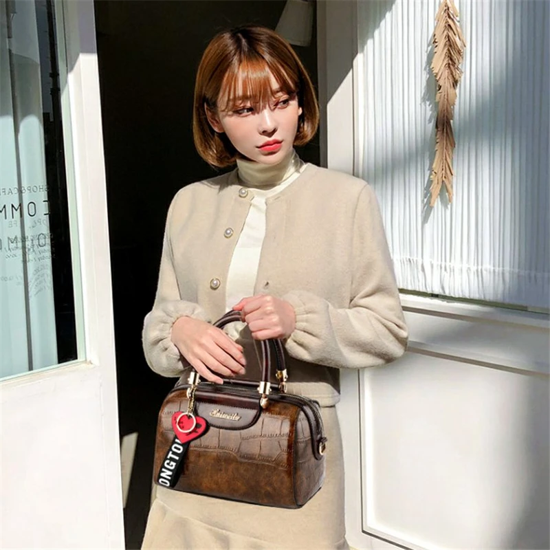 LANVERA brand women solid totes rivet alligator boston handbag high quality lady evening purse shoulder messenger crossbody bags
LANVERA brand women solid totes rivet alligator boston handbag high quality lady evening purse shoulder messenger crossbody bags
