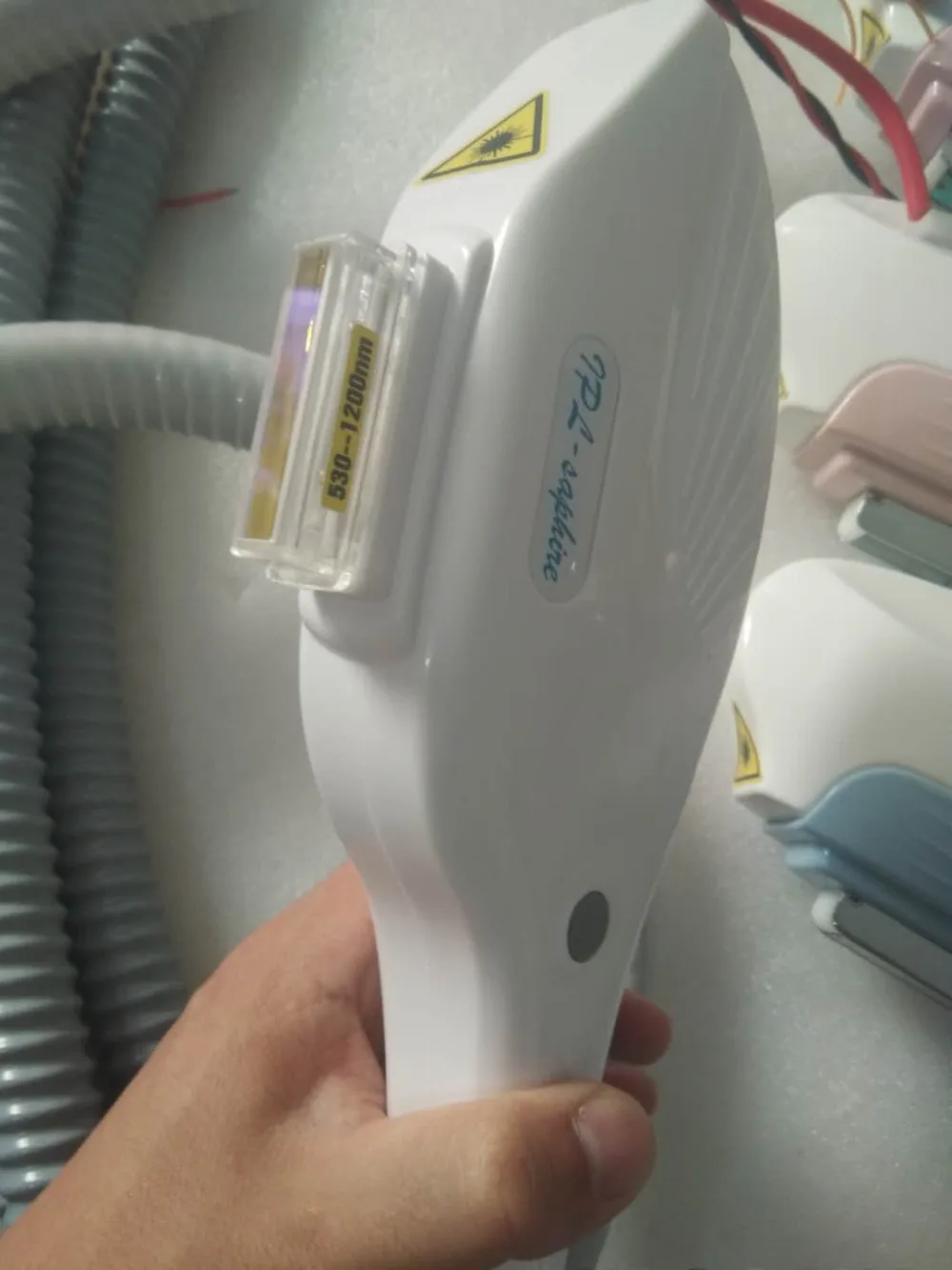 Фотоэпилятор с ксеноновой лампой внутри
Фотоэпилятор с ксеноновой лампой внутри