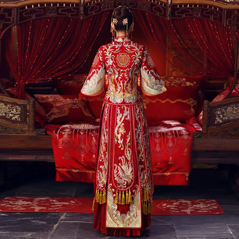 Chinese traditional Bride clothing pratensis style wedding dress female dragon gown slim cheongsam couple red evening gown robe
Chinese traditional Bride clothing pratensis style wedding dress female dragon gown slim cheongsam couple red evening gown robe