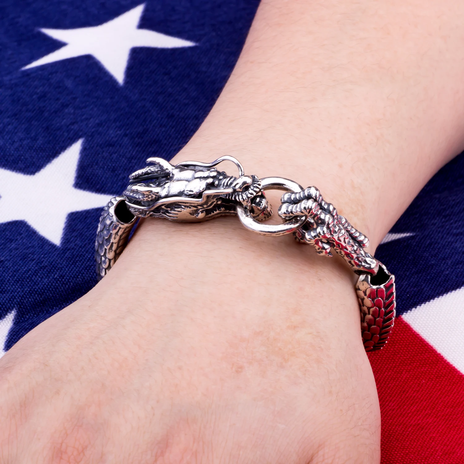 MetJakt Handmade Men's Domineering Dragon Bracelet Solid Vintage 925 Thai Silver Jewelry for Men and Boy Punk Jewelry 21cm
MetJakt Handmade Men's Domineering Dragon Bracelet Solid Vintage 925 Thai Silver Jewelry for Men and Boy Punk Jewelry 21cm