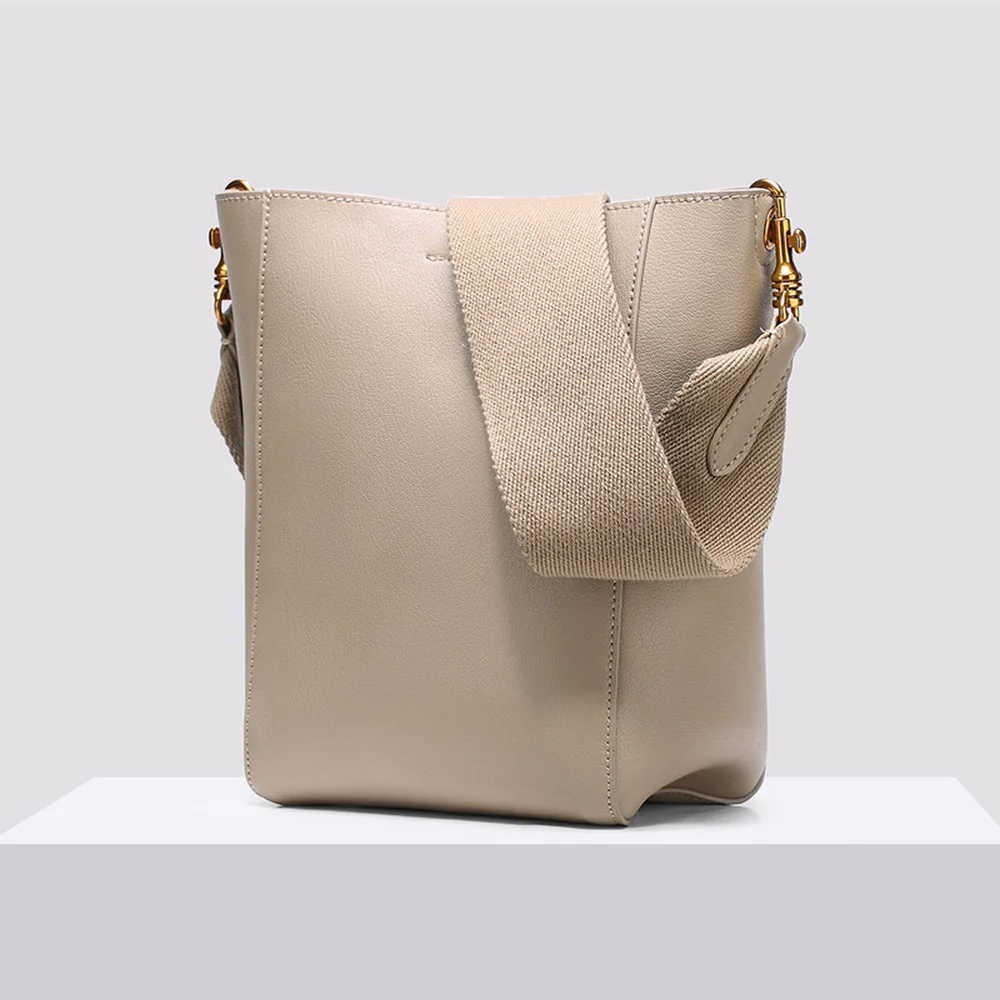 2019 Autumn / Winter New Women Bag Bucket Simple Wide Strap Shoulder Bag Litchi Pattern Solid Messenger Classic Elegant Leisure
2019 Autumn / Winter New Women Bag Bucket Simple Wide Strap Shoulder Bag Litchi Pattern Solid Messenger Classic Elegant Leisure
