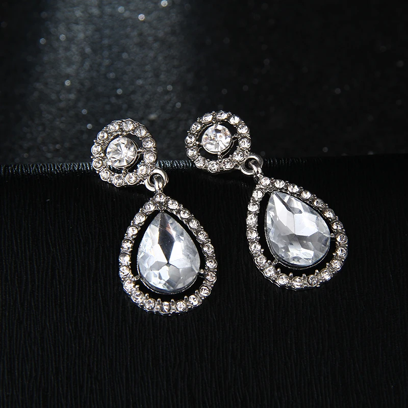 New Jewelry Water droplets Stud Earrings For Women Silver Color Brincos Wedding Rhinestone Earring Jewelry e0252
New Jewelry Water droplets Stud Earrings For Women Silver Color Brincos Wedding Rhinestone Earring Jewelry e0252