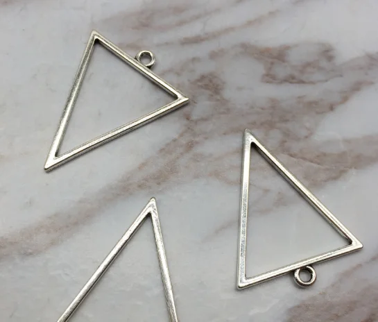 50pcs hollow triangle antique silver alloy Pendant charm Handmade earring bracelet necklace Jewelry Makin DIY Components 27*35mm
50pcs hollow triangle antique silver alloy Pendant charm Handmade earring bracelet necklace Jewelry Makin DIY Components 27*35mm