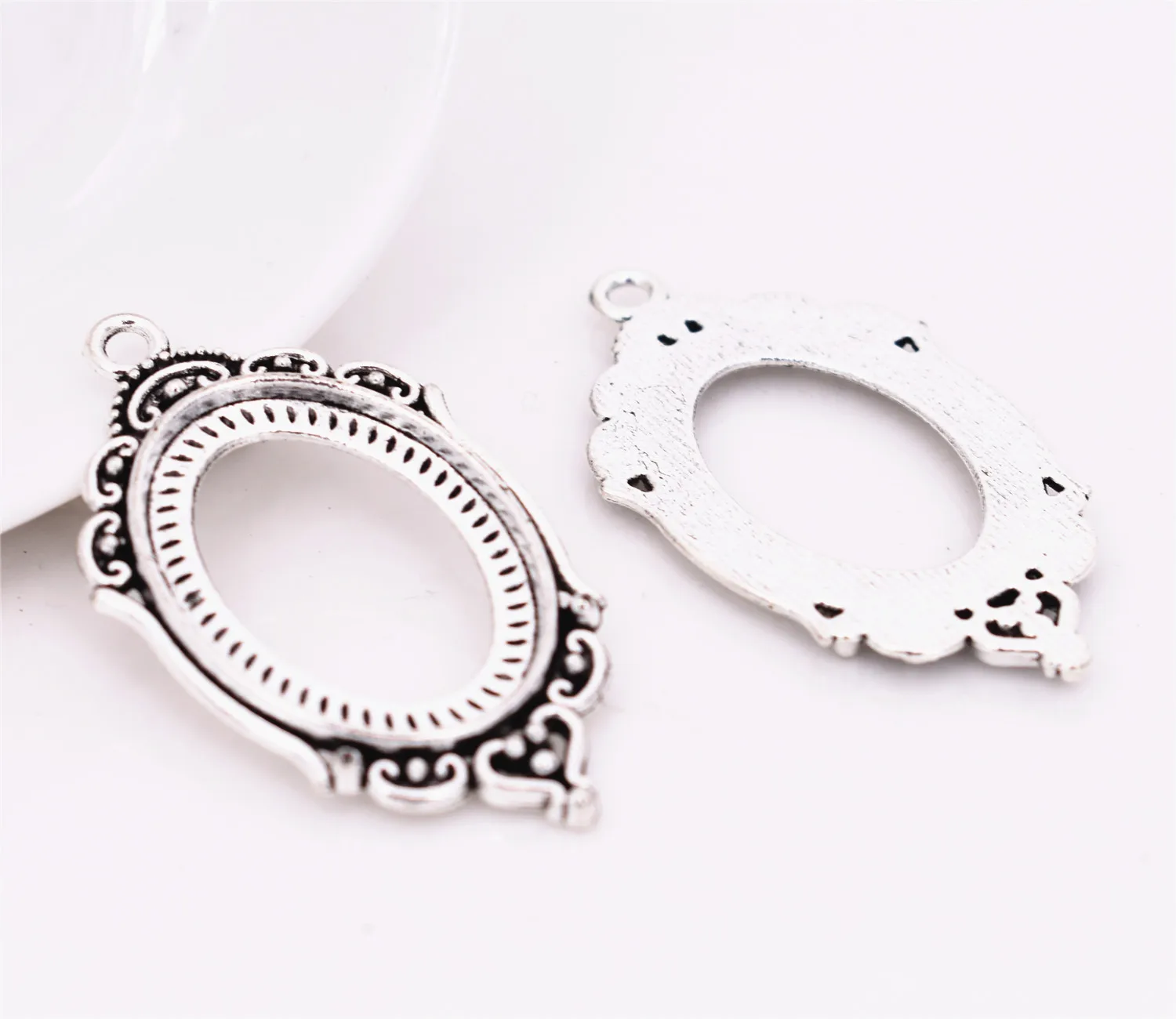New Fashion 4pcs 18x25mm Inner Size Antique Silver Plated Simple Style Cabochon Base Cameo Setting Charms Pendant-A4-39
New Fashion 4pcs 18x25mm Inner Size Antique Silver Plated Simple Style Cabochon Base Cameo Setting Charms Pendant-A4-39