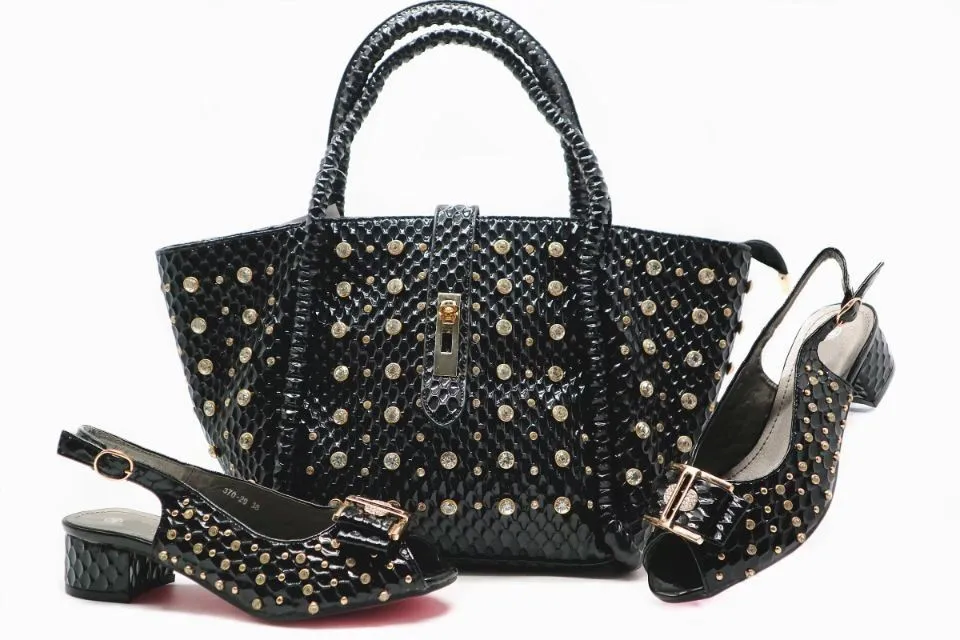 High quality black women Med shoes with big crystal decoration african shoes match a big handbag set for dress X15-1,heel 4.5CM
High quality black women Med shoes with big crystal decoration african shoes match a big handbag set for dress X15-1,heel 4.5CM
