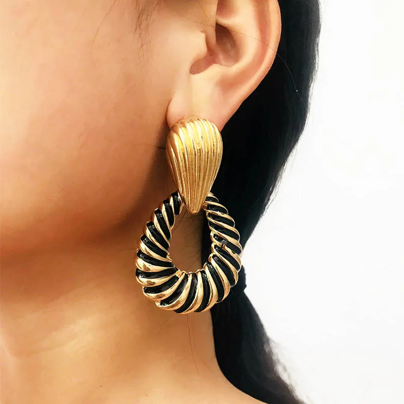 European Exaggerated Hollow Water Drop Geometric Stud Earrings Ladies Creative Oval Ear Studs Earrings Women Jewelry XR1884
European Exaggerated Hollow Water Drop Geometric Stud Earrings Ladies Creative Oval Ear Studs Earrings Women Jewelry XR1884