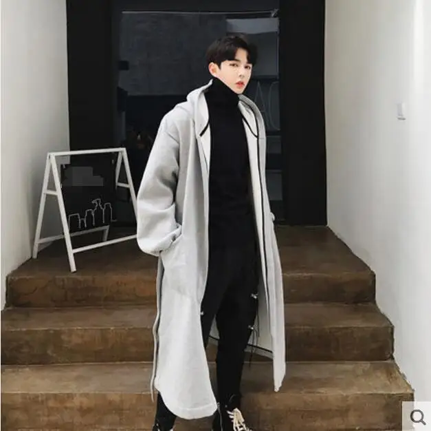 The long Korean version of the loose overcoat in the fall trend of men's knee-length trench coat is very cool
The long Korean version of the loose overcoat in the fall trend of men's knee-length trench coat is very cool