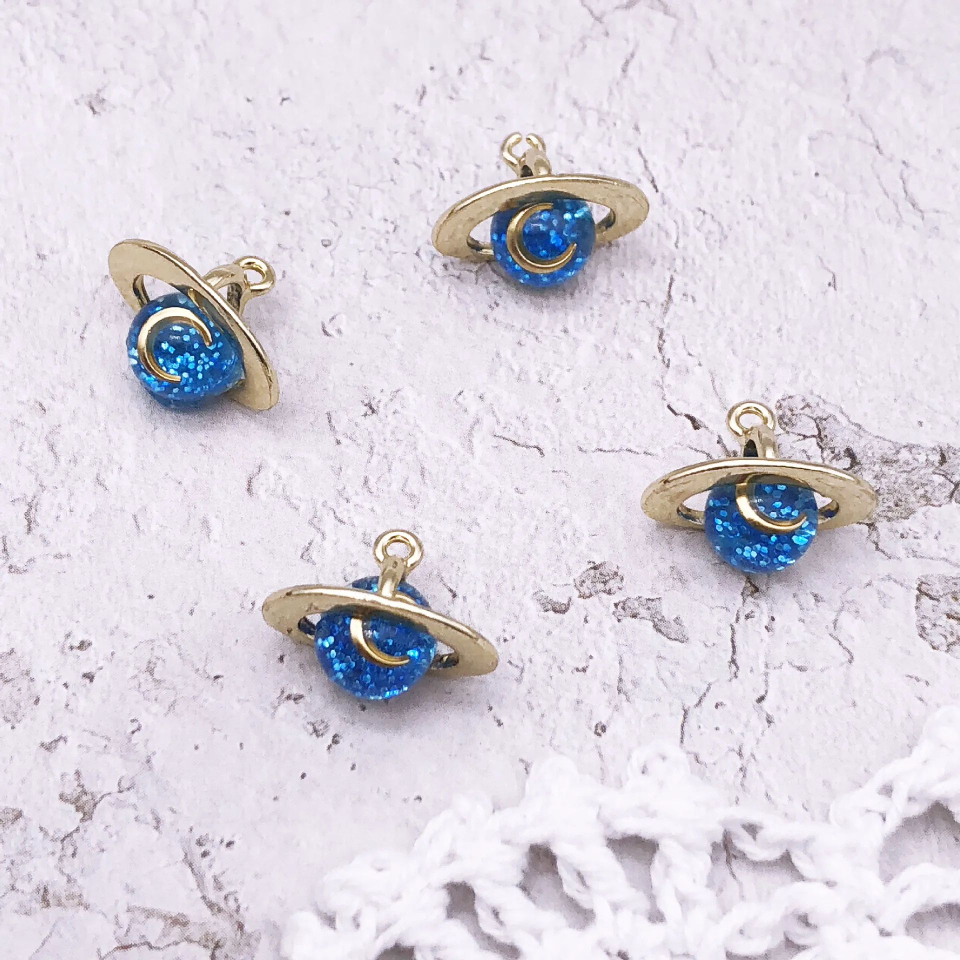 10pcs/bag Creative 3D Moon Planet Stars Enamel Charms Gold Tone Metal Globe Earring DIY Floating Pendant Jewelry Accessory
10pcs/bag Creative 3D Moon Planet Stars Enamel Charms Gold Tone Metal Globe Earring DIY Floating Pendant Jewelry Accessory