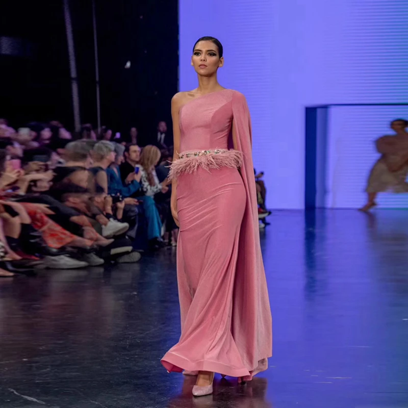 New Fashion Show 2019 Summer Runway Dress Coral Red Feathers One Shoulder Long Dress Elegant Celebrity Party Dresses Vestidos
New Fashion Show 2019 Summer Runway Dress Coral Red Feathers One Shoulder Long Dress Elegant Celebrity Party Dresses Vestidos