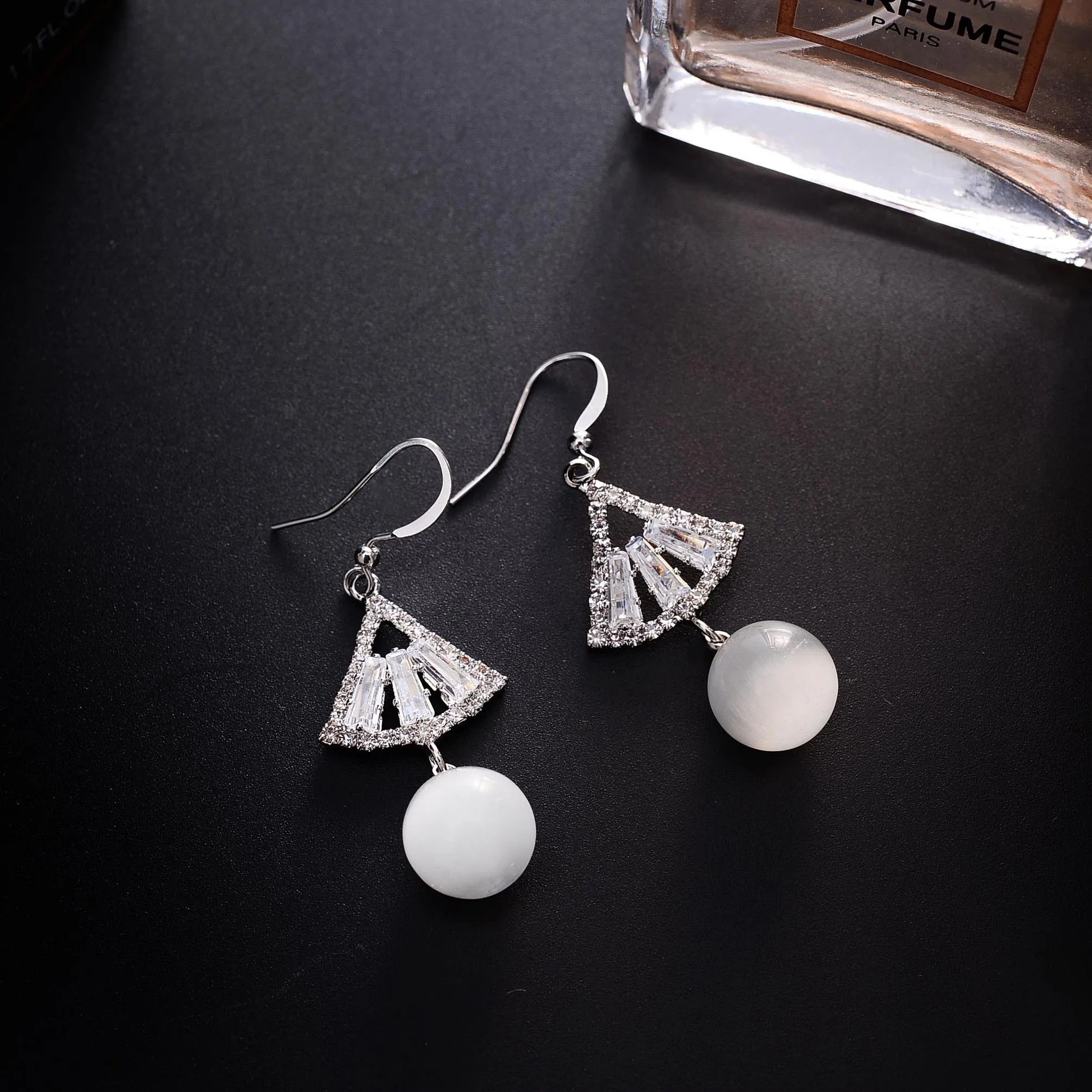 Korean Style Romantic Fan Shape Drop Earrings Glitter CZ Zircon Cats Eye Ball Pendant Earrings Bridal Wedding Jewelry for Women
Korean Style Romantic Fan Shape Drop Earrings Glitter CZ Zircon Cats Eye Ball Pendant Earrings Bridal Wedding Jewelry for Women