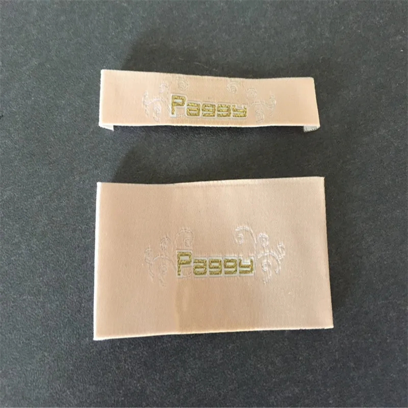 Customized Exquisite Gold Polyester yarn material Woven Label Clothing Woven Tags Garment Labels
Customized Exquisite Gold Polyester yarn material Woven Label Clothing Woven Tags Garment Labels