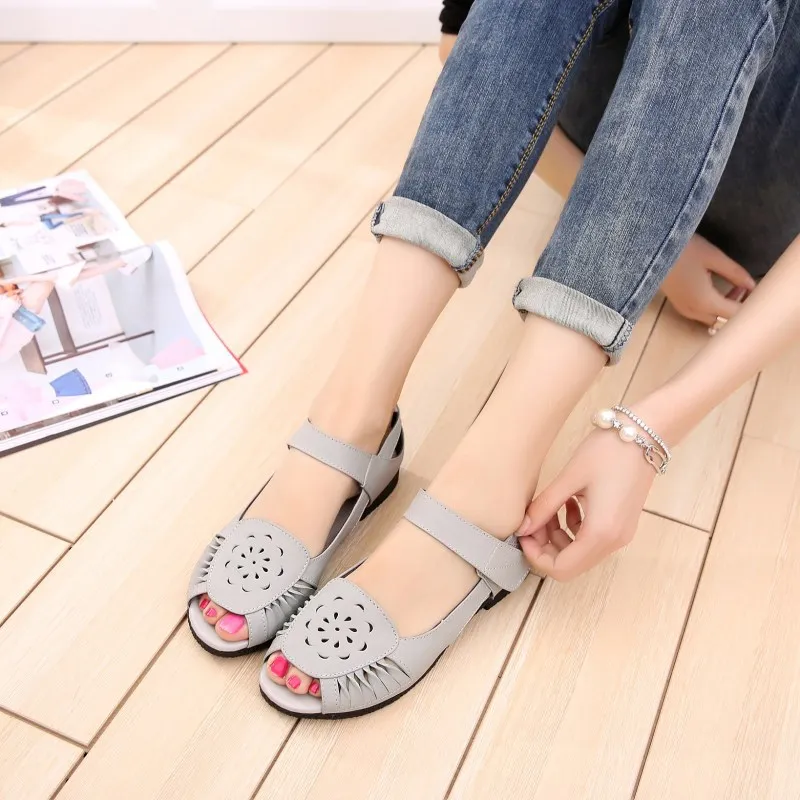 2019 New Comfortable Soft Mom Summer Sandals Flat Non-slip Genuine Leather Shoes Fashion Sandals Wild Women Shoes Casual Sandals
2019 New Comfortable Soft Mom Summer Sandals Flat Non-slip Genuine Leather Shoes Fashion Sandals Wild Women Shoes Casual Sandals