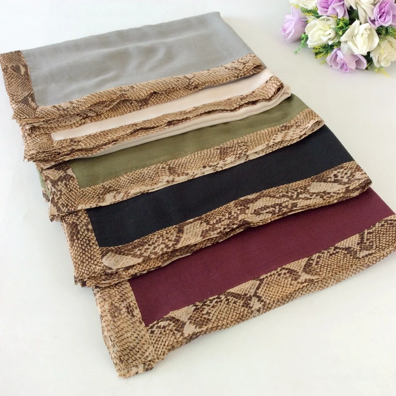 Plain Cotton With Snakeskin Border Women Scarves And Shawls 2017 New Muslim Hijab Wraps Bandana
Plain Cotton With Snakeskin Border Women Scarves And Shawls 2017 New Muslim Hijab Wraps Bandana