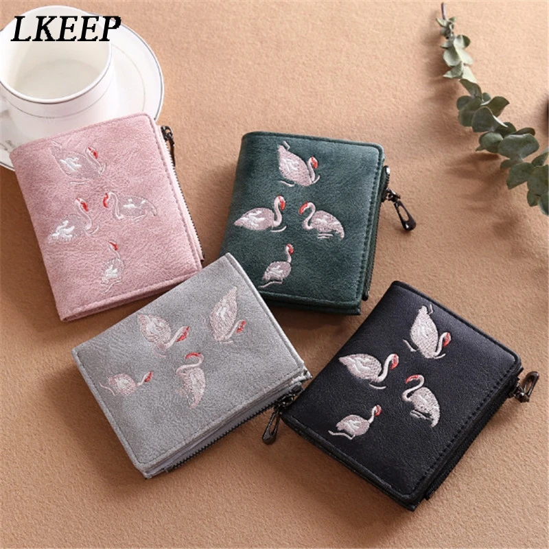 Кошелек женский, винтажный, с вышивкой, маленький кошелек для карт, отделение для монет, элегантный кошелек с белым лебедем
Кошелек женский, винтажный, с вышивкой, маленький кошелек для карт, отделение для монет, элегантный кошелек с белым лебедем