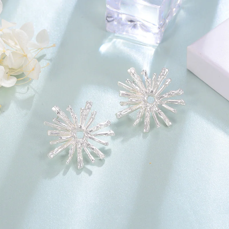 Shineland 2021 Fashion Punk Vintage Metal Alloy Simple Women Flower Stud Earrings Wholesale Gift Brincos Piercing Jewelry
Shineland 2021 Fashion Punk Vintage Metal Alloy Simple Women Flower Stud Earrings Wholesale Gift Brincos Piercing Jewelry