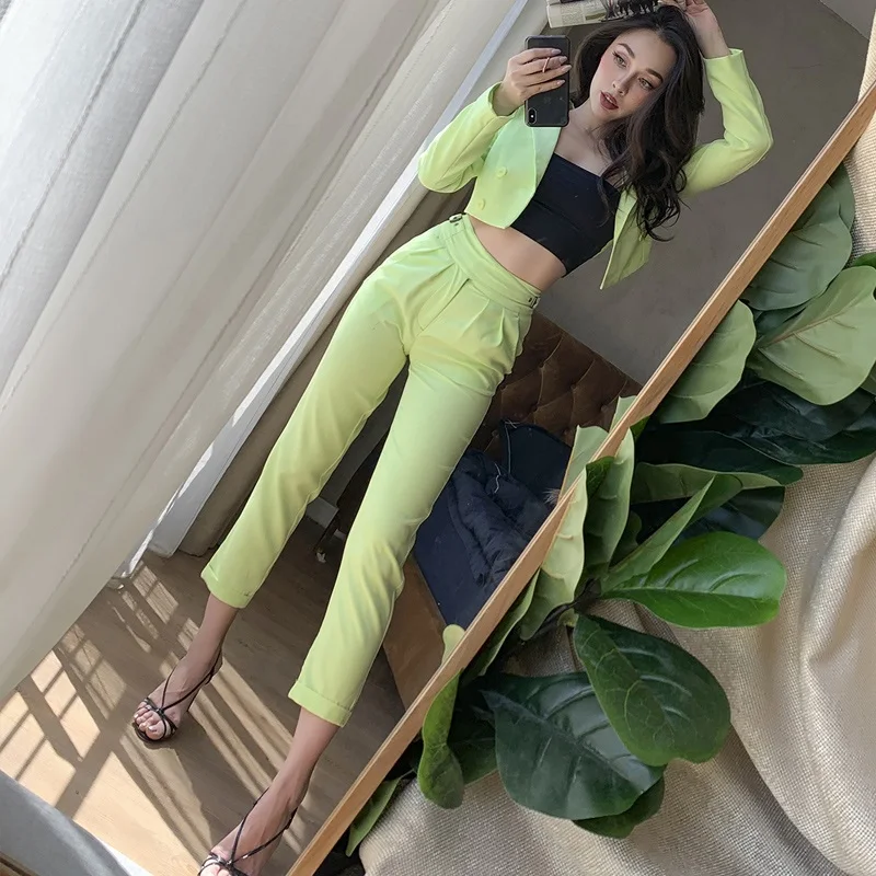 2019 Summer Apple Green Pant Suits Short Blazer and Slim High Rise Pants Shoulder Pads Double Breasted 2 Pieces Women Suits
2019 Summer Apple Green Pant Suits Short Blazer and Slim High Rise Pants Shoulder Pads Double Breasted 2 Pieces Women Suits