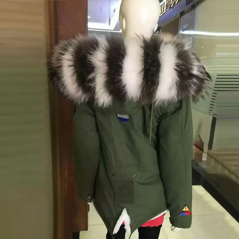 Новое модное черно-белое пальто с большим меховым капюшоном и белой меховой