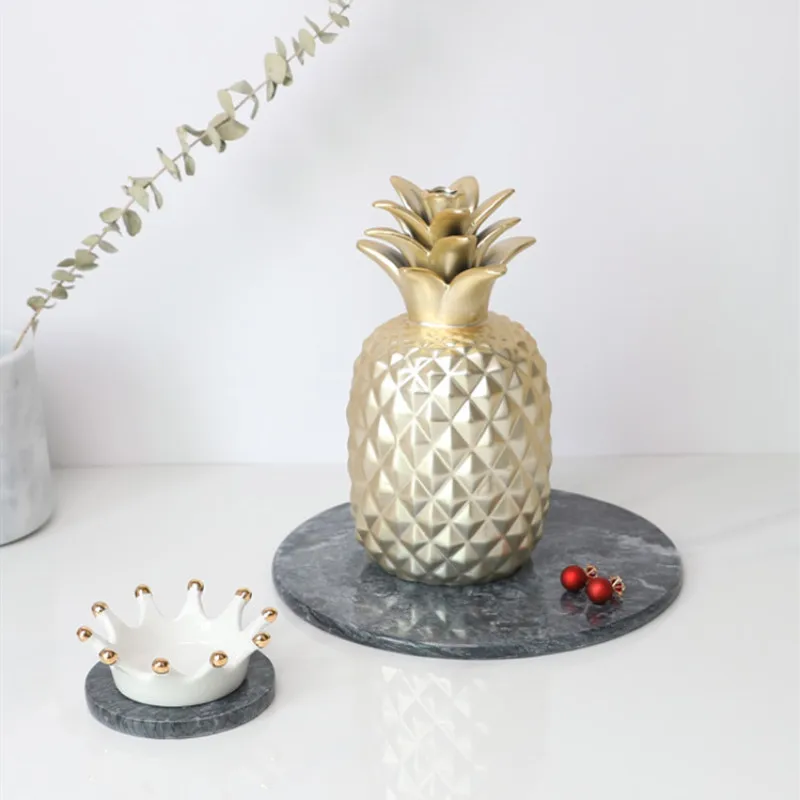 Nordic Electroplating Golden Pineapple Ornaments Simple Modern Restaurant Porch Fruit Decoration Ceramic Crafts Gifts
Nordic Electroplating Golden Pineapple Ornaments Simple Modern Restaurant Porch Fruit Decoration Ceramic Crafts Gifts