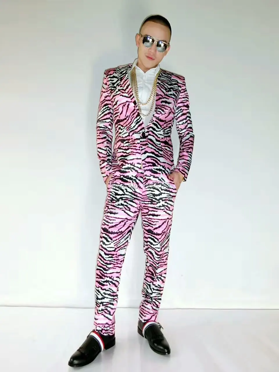 New Fashion Korean Version Men's Pink Zebra Suits Set Male Singer Nightclub Skinny Blazer Trousers Costume Performance Clothing
New Fashion Korean Version Men's Pink Zebra Suits Set Male Singer Nightclub Skinny Blazer Trousers Costume Performance Clothing