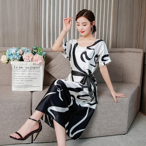 Women Lace-up Vintage Long Silk Dress Summer High Quality O-neck Print Dresses Batwing Sleeve Loose Medium Length Dresses
Women Lace-up Vintage Long Silk Dress Summer High Quality O-neck Print Dresses Batwing Sleeve Loose Medium Length Dresses