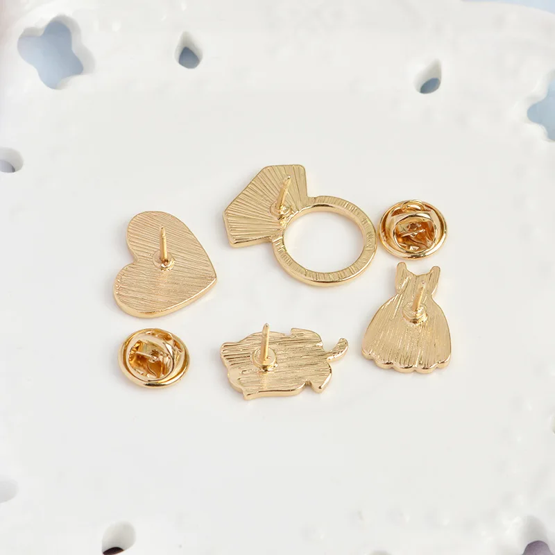 3D Fashion Badges Rose Flower Heart Ring Dress Shape Enamel Pin Brooches for Girls Kids T Shirts Collar Jeans Coat
3D Fashion Badges Rose Flower Heart Ring Dress Shape Enamel Pin Brooches for Girls Kids T Shirts Collar Jeans Coat