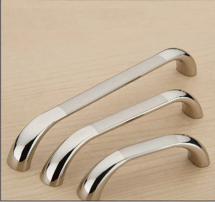 HOLE TO HOLE 128 MM STAINLESS STEEL CABINET HANDLES CHROME FININSH( C:C: 128MM L: 138MM )
HOLE TO HOLE 128 MM STAINLESS STEEL CABINET HANDLES CHROME FININSH( C:C: 128MM L: 138MM )