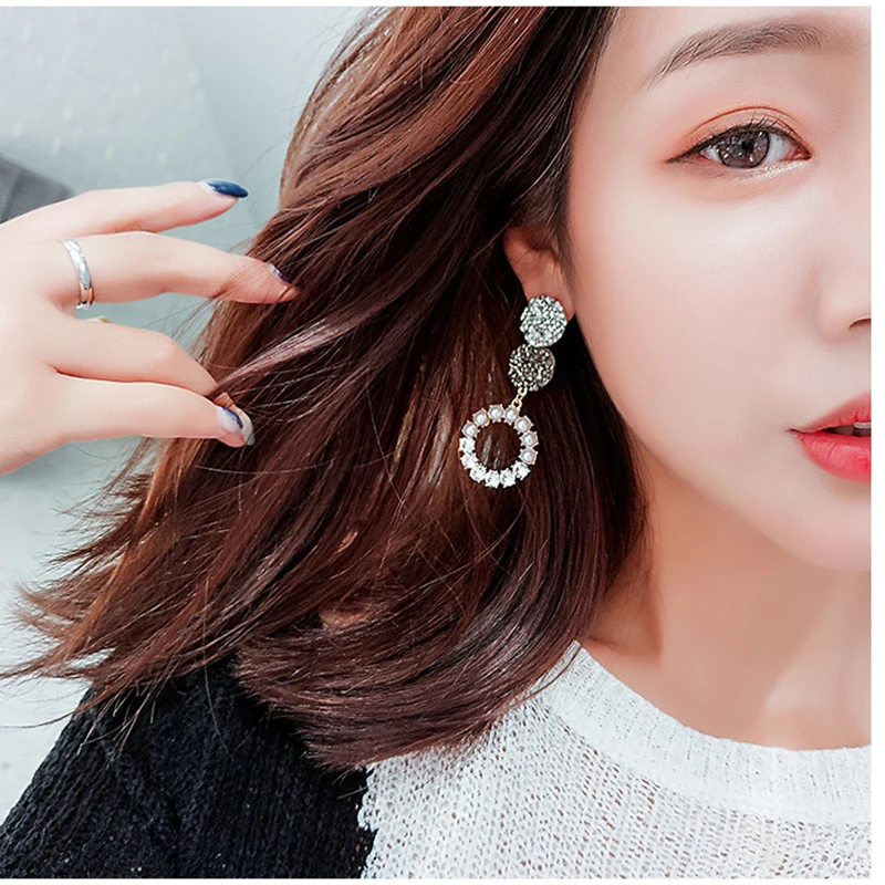 European and American Fashion Exaggerated Zircon Earrings For Women Long Stars Earrings Personality Simple Jewelry
European and American Fashion Exaggerated Zircon Earrings For Women Long Stars Earrings Personality Simple Jewelry