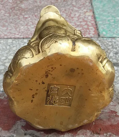 China's pure handmade brass spittor copper mascot furnishing articles decoration very good
China's pure handmade brass spittor copper mascot furnishing articles decoration very good