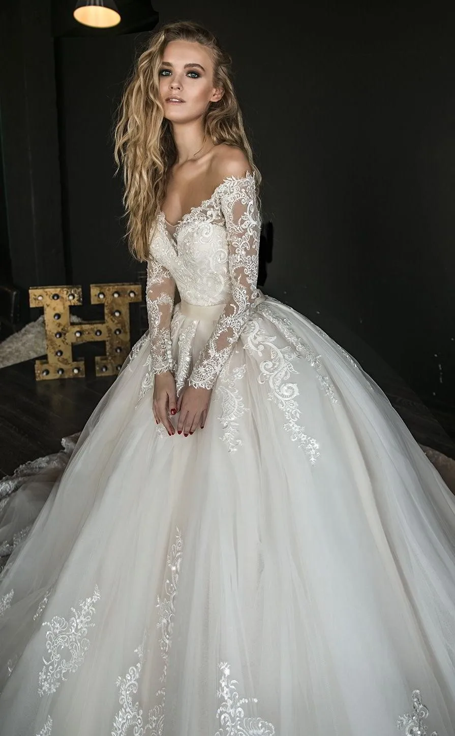 2019 Eslieb wedding dress removeable train chapel train long sleeve off the shoulder button vestito da sposa high quality HA076
2019 Eslieb wedding dress removeable train chapel train long sleeve off the shoulder button vestito da sposa high quality HA076