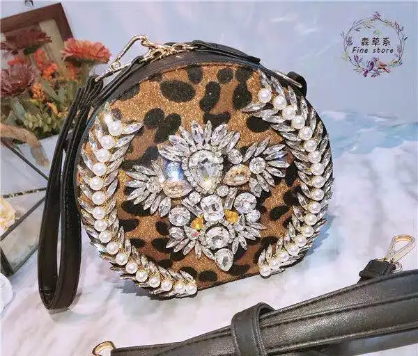 European new luxury diamond pearl bag, fashion trend Korean Baitao oblique straddle hand-held leopard print small round bag
European new luxury diamond pearl bag, fashion trend Korean Baitao oblique straddle hand-held leopard print small round bag
