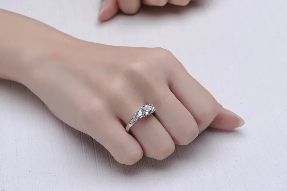 Wholesale Ring 1.7CT SONA 3 Stones Jewelry Simulate Diamond Ring For Women Sterling Silver Jewelry 18K White Gold Prongs Setting
Wholesale Ring 1.7CT SONA 3 Stones Jewelry Simulate Diamond Ring For Women Sterling Silver Jewelry 18K White Gold Prongs Setting