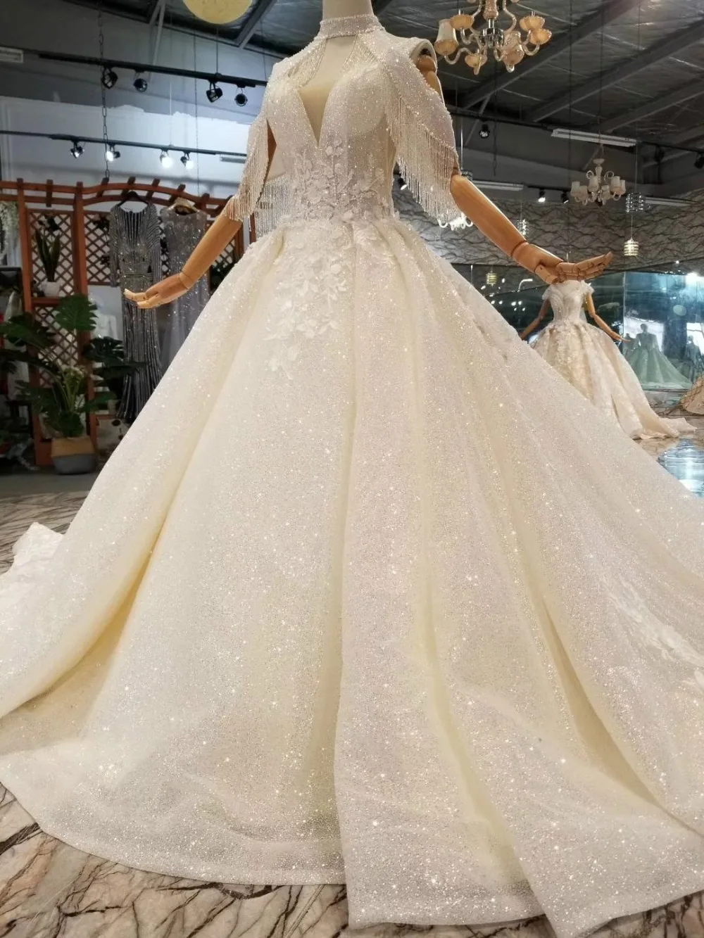 Elegant Halter Tassel Lace Wedding Dress 2021 Vintage Off Shoulder Royal Train Ball Gowns Bridal Gown Robe De Mariee Best Sell
Elegant Halter Tassel Lace Wedding Dress 2021 Vintage Off Shoulder Royal Train Ball Gowns Bridal Gown Robe De Mariee Best Sell