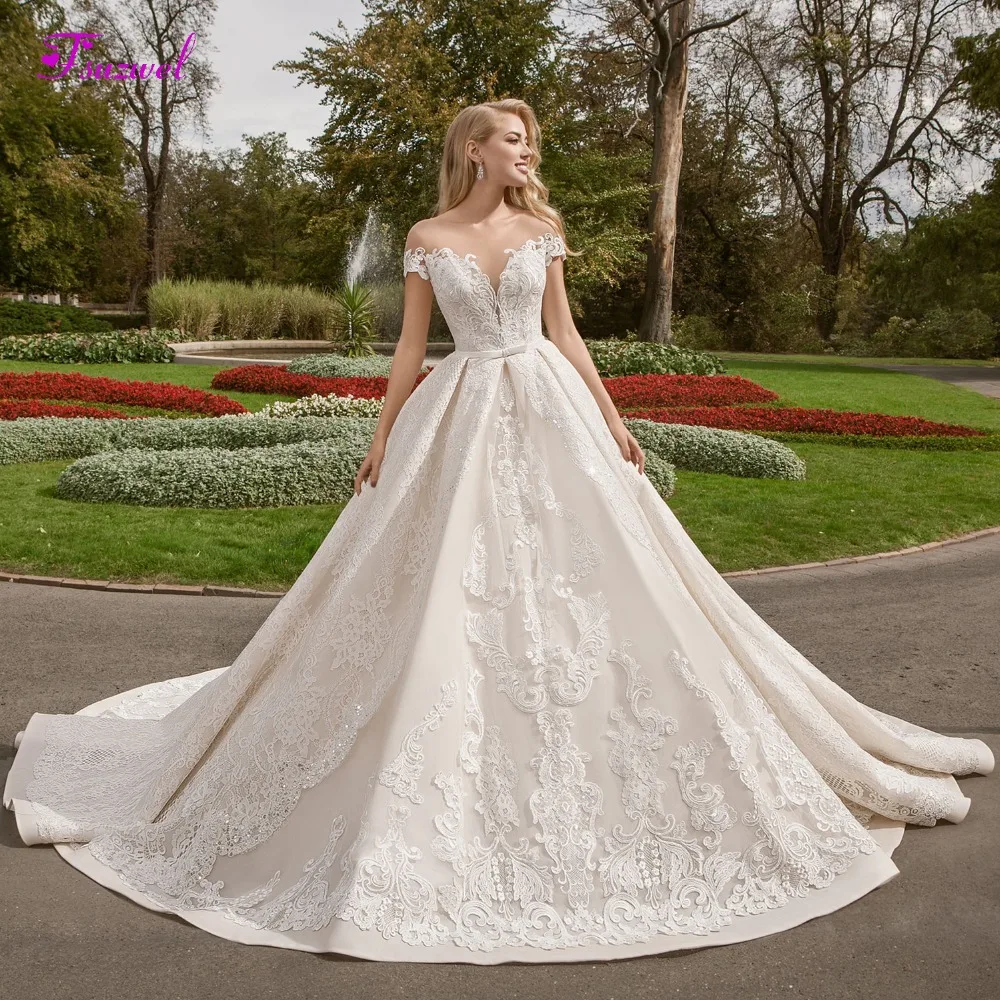 Fsuzwel Vestido de Noiva Applques Chapel Train A-Line Wedding Dresses 2022 Sexy Scoop Neck Button Bridal Gown Robe De Mariage
Fsuzwel Vestido de Noiva Applques Chapel Train A-Line Wedding Dresses 2022 Sexy Scoop Neck Button Bridal Gown Robe De Mariage