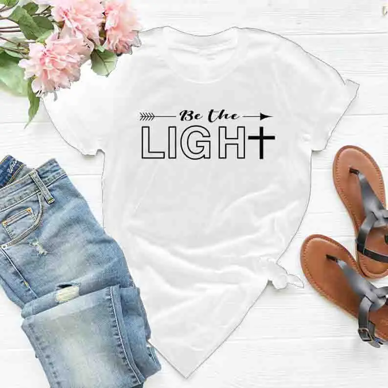 Женская футболка с надписью Be светильник | одежда