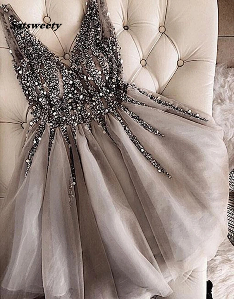 Sparkle Crystal Beaded Short Homecoming Dresses Gray Cocktail Dress Double V-neck Sexy Shiny Mini Prom Gowns Abiye Vestidos
Sparkle Crystal Beaded Short Homecoming Dresses Gray Cocktail Dress Double V-neck Sexy Shiny Mini Prom Gowns Abiye Vestidos