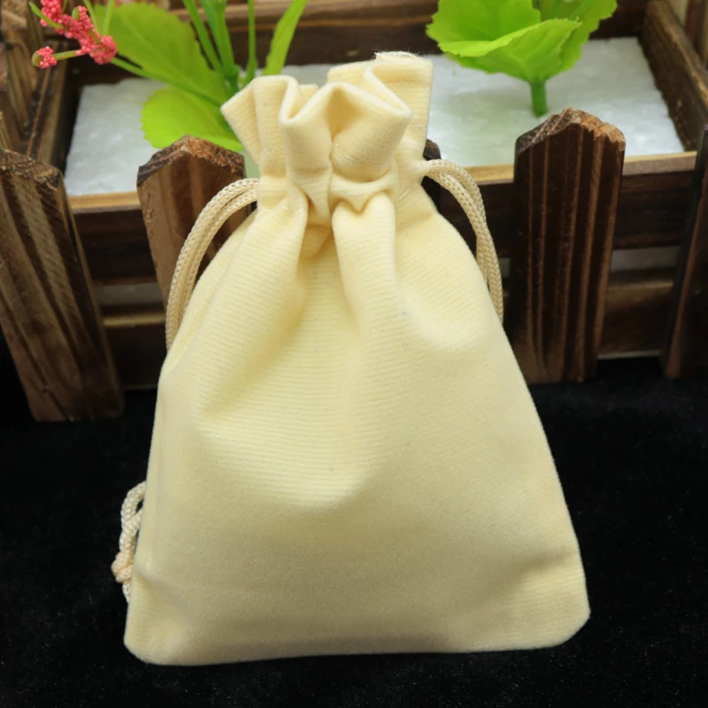 100pcs/lot Beige Velvet Bags 7x9cm Small Jewelry Pouches MP3/Charms Packaging Bags Wedding Favors Gift Bag Free Shipping
100pcs/lot Beige Velvet Bags 7x9cm Small Jewelry Pouches MP3/Charms Packaging Bags Wedding Favors Gift Bag Free Shipping