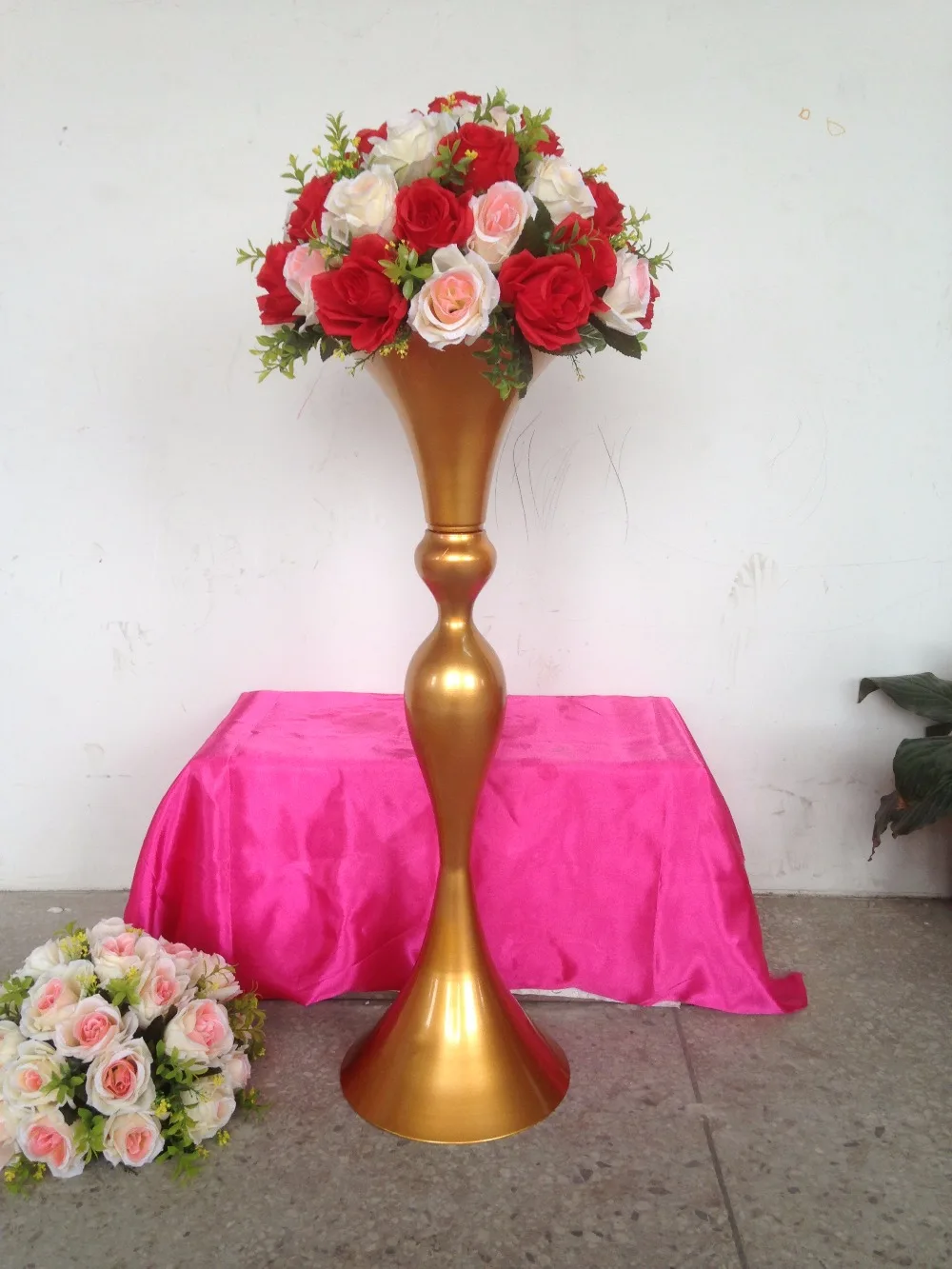 Height 79cm /31.1" Gold Table Flower Vases Golden Table Centerpiece Table Decor Wedding Decoration 10PCS/LOT Wedding Lead Roads
Height 79cm /31.1" Gold Table Flower Vases Golden Table Centerpiece Table Decor Wedding Decoration 10PCS/LOT Wedding Lead Roads