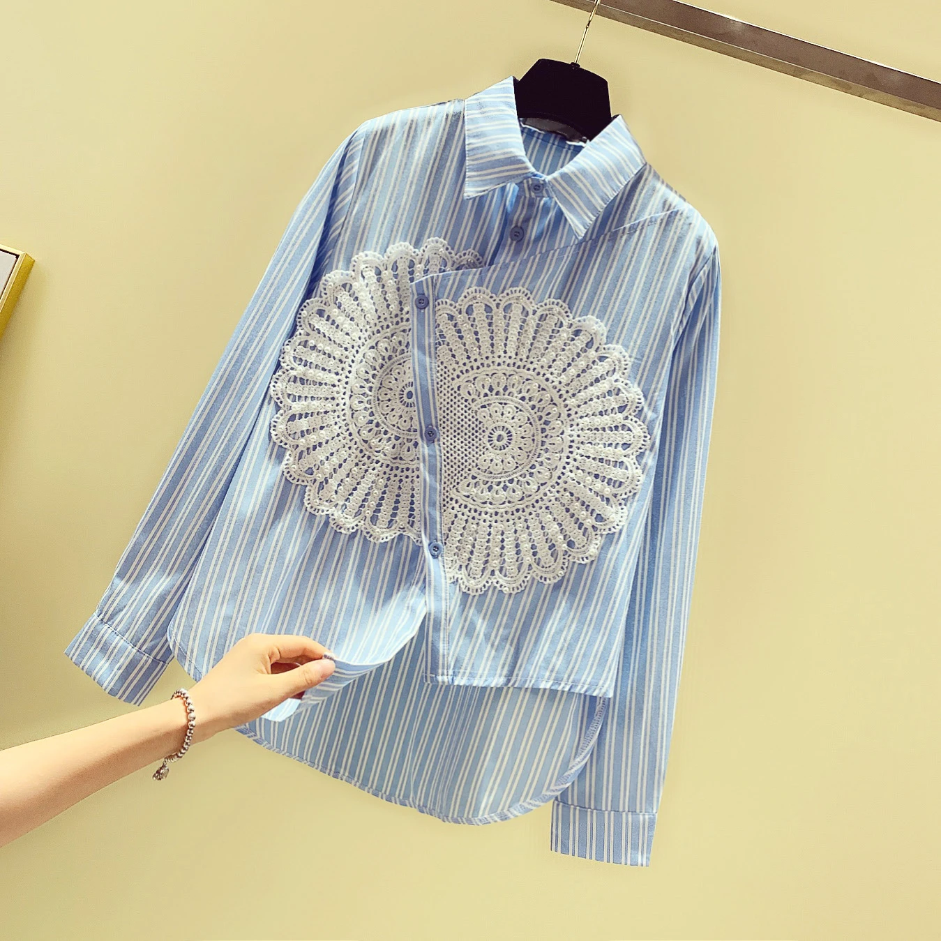 New Vertical Stripe Shirt Autumn 2020 Women's Long Sleeve Korean Style Loose Irregular Lace Blouse Lady Basic Tops
New Vertical Stripe Shirt Autumn 2020 Women's Long Sleeve Korean Style Loose Irregular Lace Blouse Lady Basic Tops
